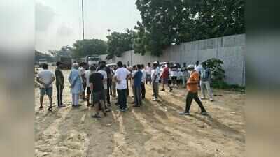 Garbage dumped on HSVP land in Gurgaon, residents confront MCG officials