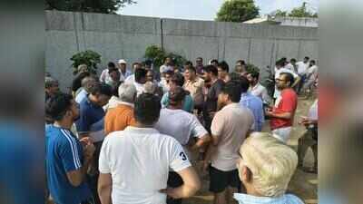 Garbage dumped on HSVP land in Gurgaon, residents confront MCG officials