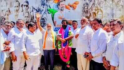 Jagga Reddy felicitates man for embarking on 4,500-km padayatra to make Rahul Gandhi PM