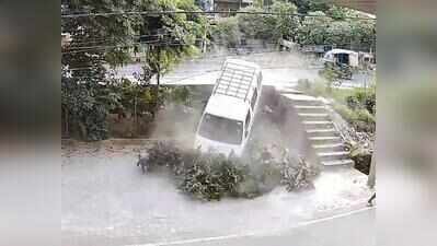 Narrow escape for school kids as van crashes into tree, falls 5ft onto service road in Ghaziabad