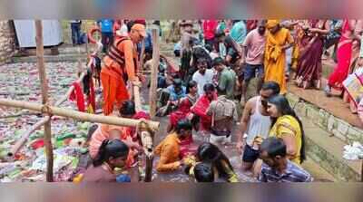 Thousands of couples seeking child take dip on Lolark Chhath in Kashi
