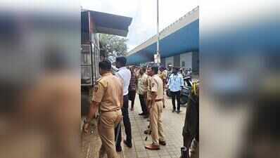 Police, PCMC demolish 18 stalls facilitating public drinking in Bhosari