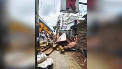 Police, PCMC demolish 18 stalls facilitating public drinking in Bhosari