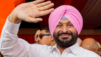 Ex Union minister Ravneet Singh Bittu's convoy attacked in Punjab