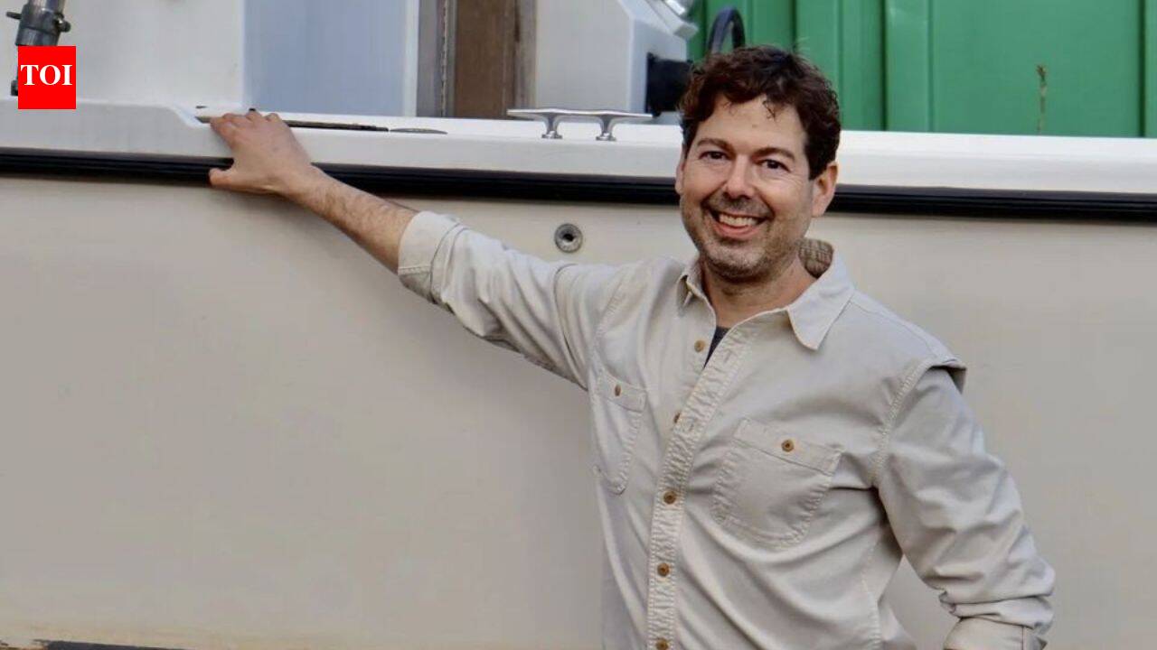 Painter pays $192,000 for 1902 lighthouse, plans to turn it into a learning hub