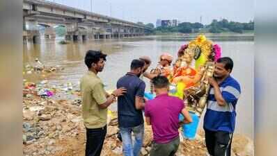 People shun artificial ponds, immerse idols in Kuakhai