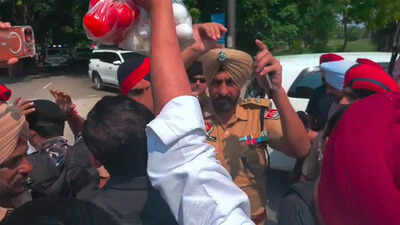 'Love to Mann': Bittu posts tomato, egg videos after protesting outside Punjab CM cavalcade - watch