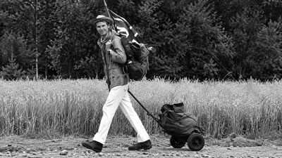 In 1977, a British sailor began walking at South America’s tip; around six years and 19,021 miles later, he reached Alaska after crossing the Darién Gap and war-torn Nicaragua