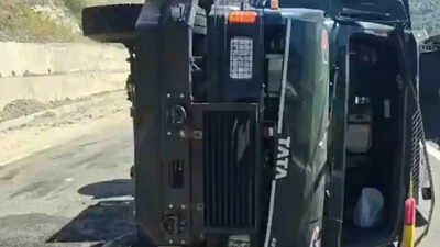 BSF truck overturns, 5 officials hurt in Ramban; man dies in Doda accident