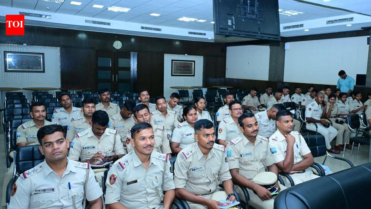 Cops deployed at sensitive sites barred from posting work photos & videos online