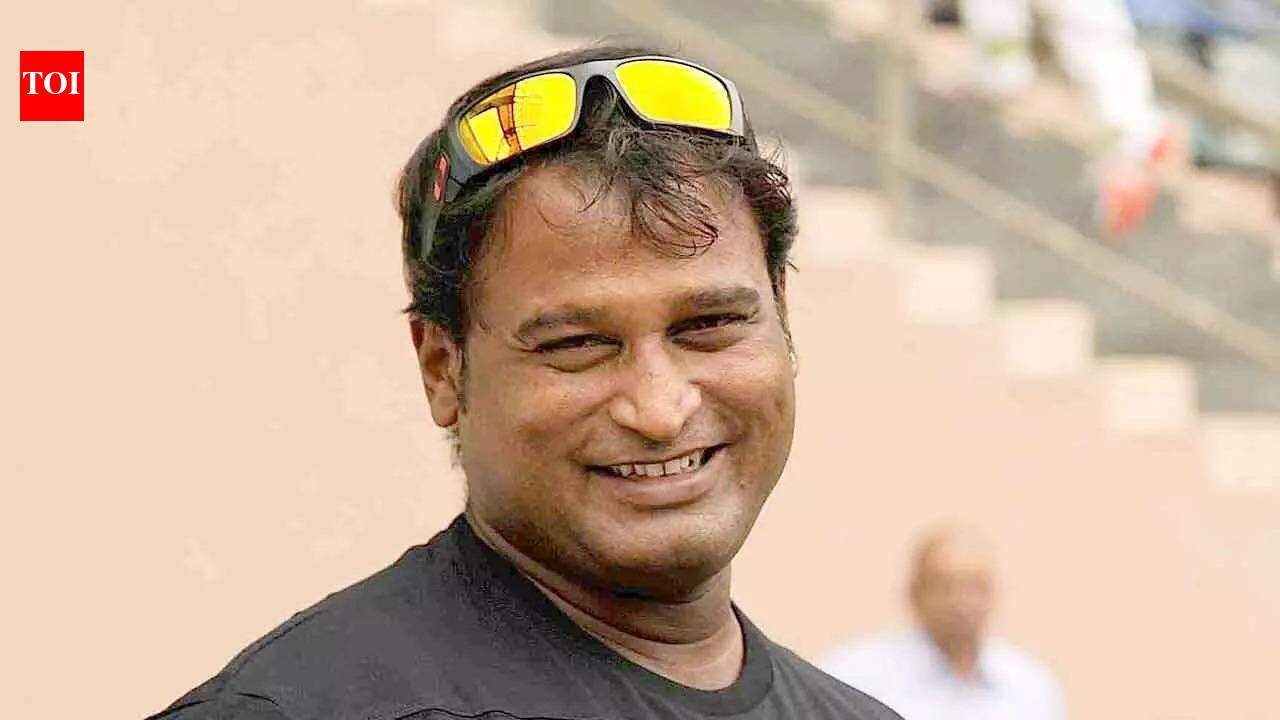 Ramesh Powar with Australia U-19 spinners at nets in Rajkot