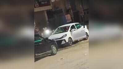 Baleno, Aura repeatedly ram each other in Sector 38 road rage