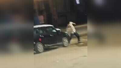 Baleno, Aura repeatedly ram each other in Sector 38 road rage