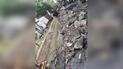 Debris blocks access to market in Sector 5