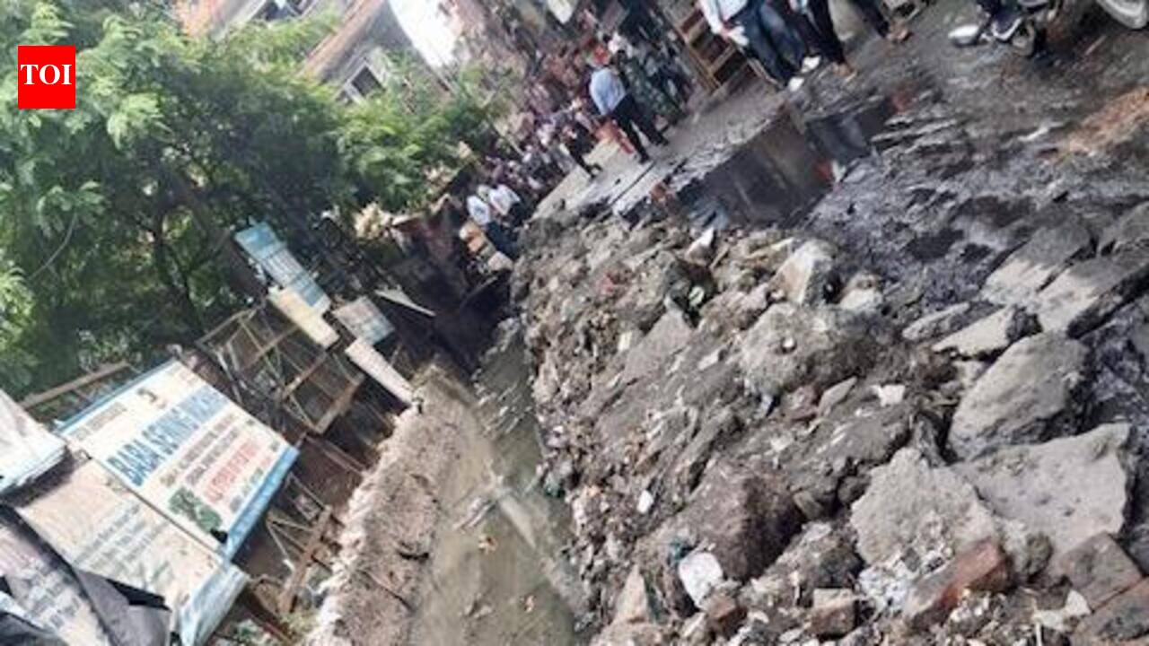 Debris blocks access to market in Sector 5