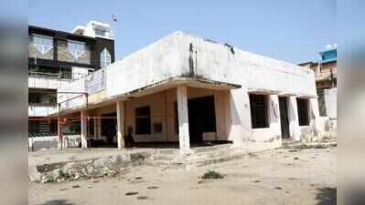 Garbage, broken toilets: What ails Vijay Nagar’s community centre