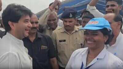 Meet Kiran Ahirwar, the ‘Drone Didi’ from Guna, Madhya Pradesh who became a Lakhpati Didi and is inspiring village women; “Mujhe gaon ki mahila nahi, plane ki pilot dikh rahi thi”
