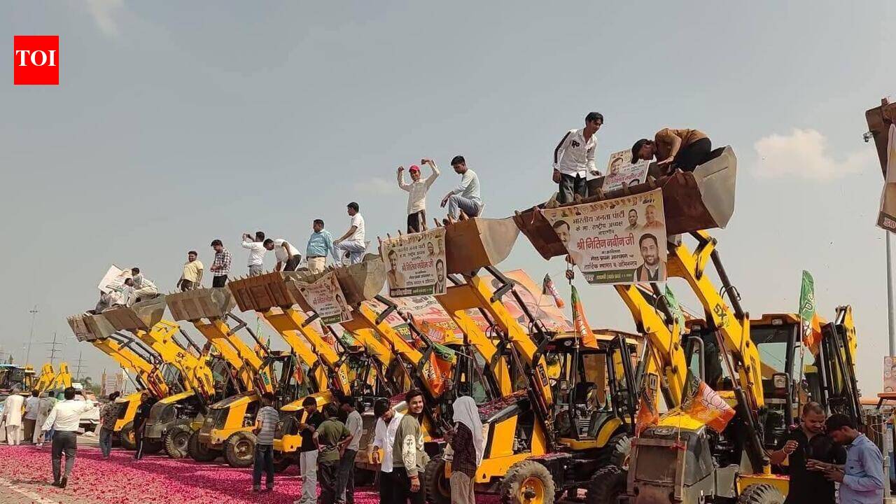 36 bulldozers shower 5 quintals flowers on BJP chief Meerut