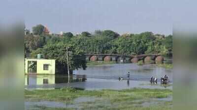 Connectivity hit as Mehndi Ghat pontoon bridge shifts riverward