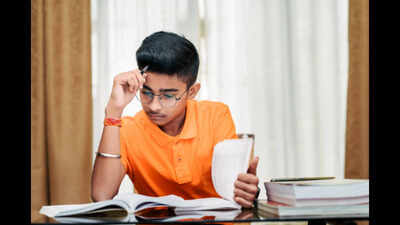 Why do students study more under pressure but remember less?