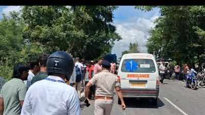 Bike collides with truck, three youths die in West Champaran