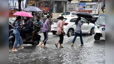 Rain disrupts life in city, brings back waterlogging woes