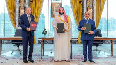 Pakistan appoints former army general Nauman Mahmood as first head of Mecca alliance