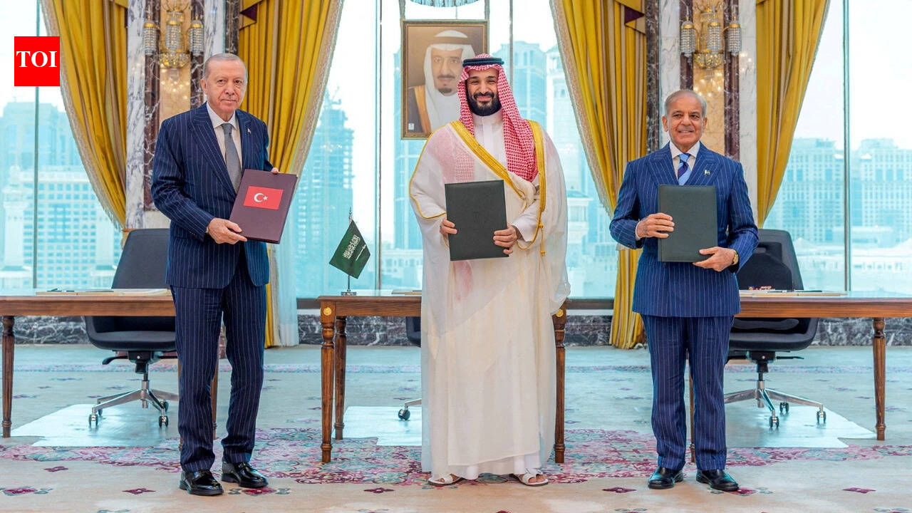 Pakistan appoints former army general Nauman Mahmood as first head of Mecca alliance