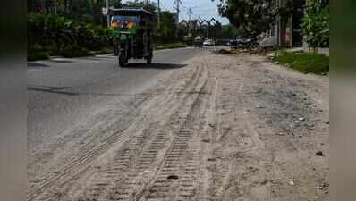 Broken carriageway, parking chaos, potholes choke key Udyog Vihar link
