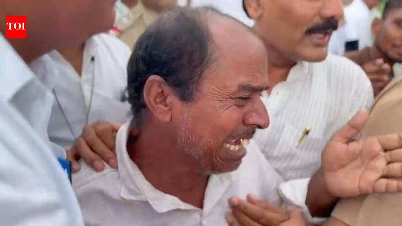 Shinde inspects soyabean fields in Akola district, assures farmers of govct aid