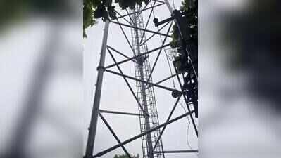 Youth climbs mobile tower, alleges assault at police station in Muzaffarpur