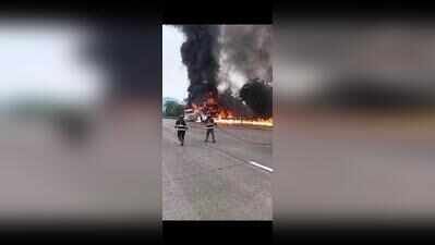 Tourist bus catches fire on Mumbai-Pune Expressway, 14 passengers have a narrow escape