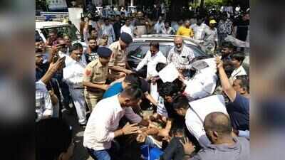 Workers’ union holds shirtless protest over recruitment