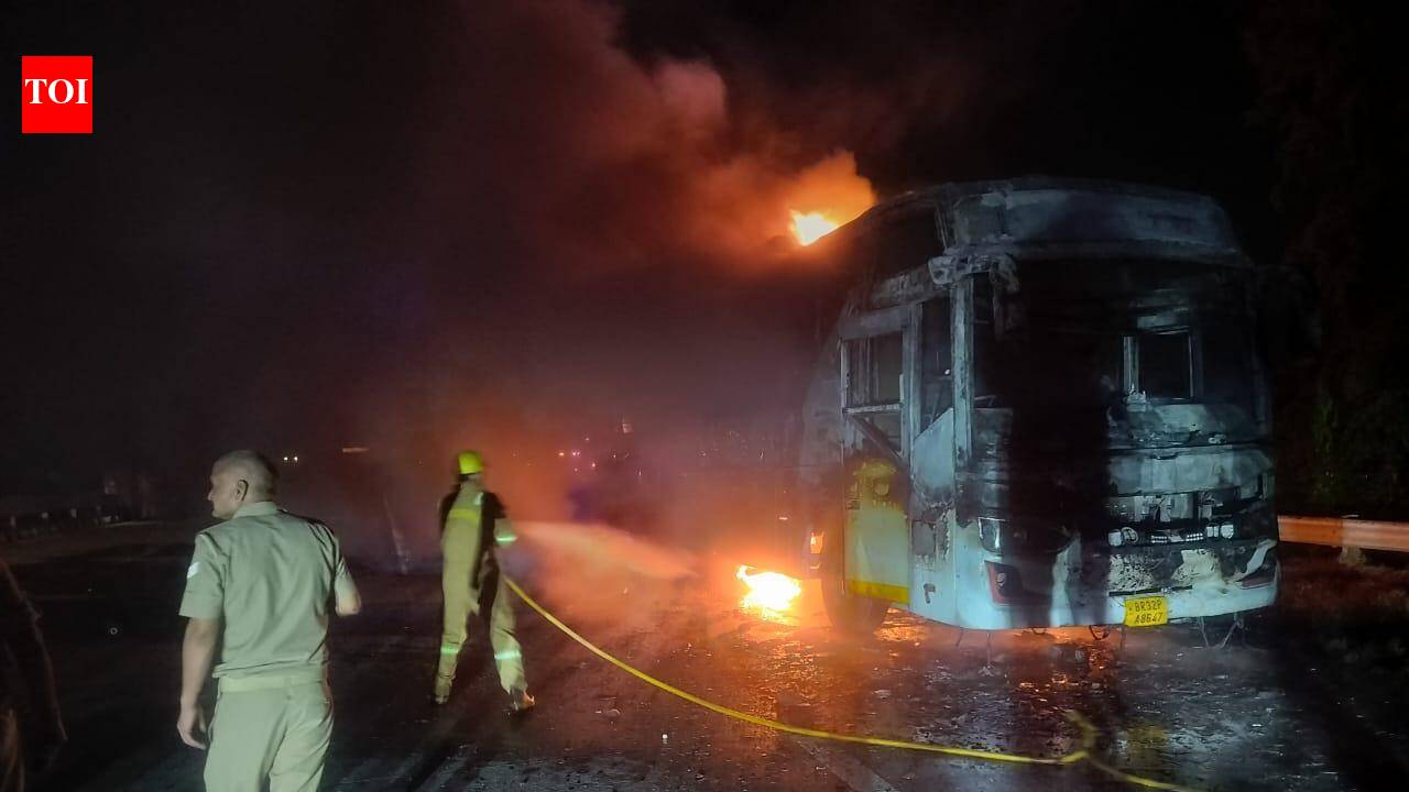 9 die as Delhi-UP AC sleeper bus catches fire on Yamuna Expressway