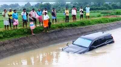 Narrow escape for two as car plunges into Bokaro canal amid rain