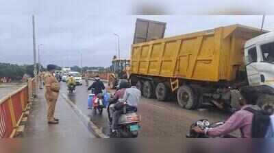 Prayagraj traffic halts for hours after truck breaks down on bridge