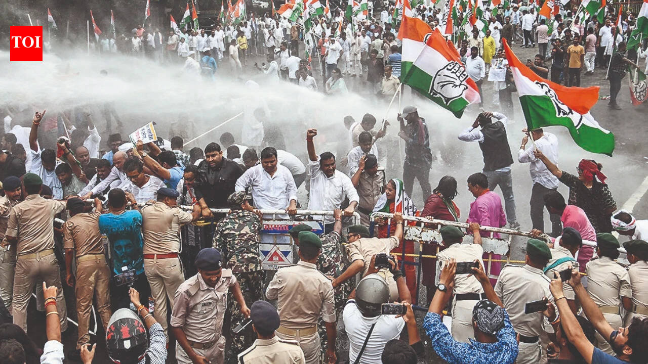 Congress ups ante against CEC, stages protests across India