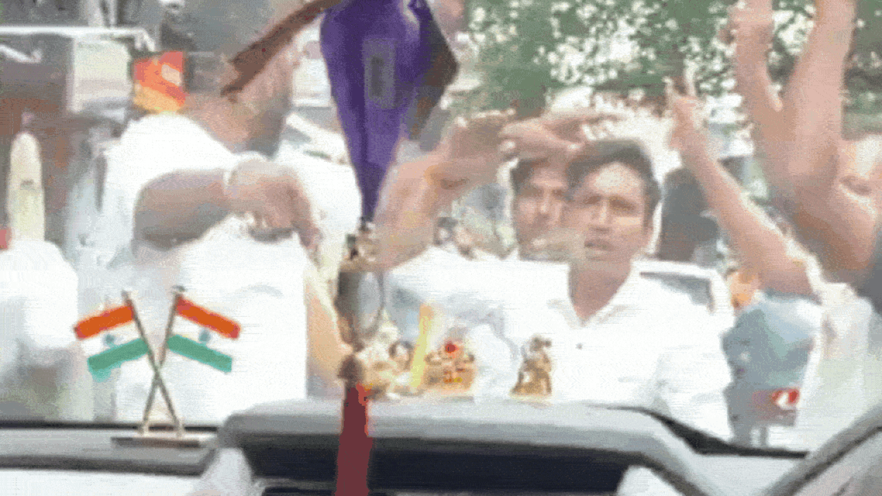 Eggs hurled, car window smashed as Kunal Ghosh heads to Mamata rally