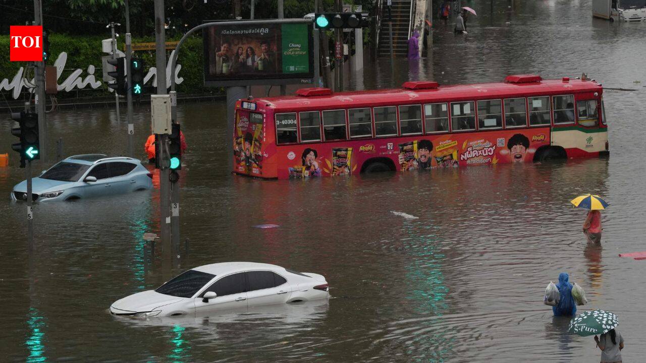 Bangkok declares disaster zone as flooding forces hundreds into shelters