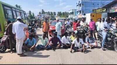 Clash between auto and minibus drivers disrupts traffic in Krishnagiri