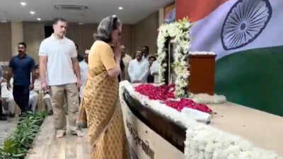 Kharge, Sonia and Rahul pay homage to late PM Manmohan Singh