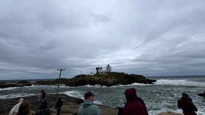 400 flights cancelled, 100,000 without power as Nor-easter hits US East Coast