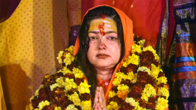 Mamta Kulkarni returns to her 90s avatar, dances To ‘Koi Jaaye To Le Aaye’, viral video leaves internet saying ‘Yeh toh sanyasi ho gayi thi’