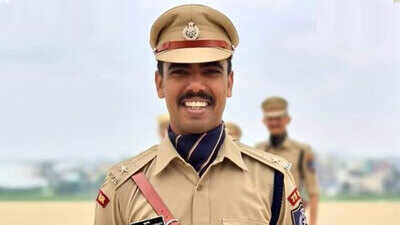 He studied under a kerosene lantern and walked 12 km to school; how IPS officer Sharan Gopinath Kamble cleared UPSC exams