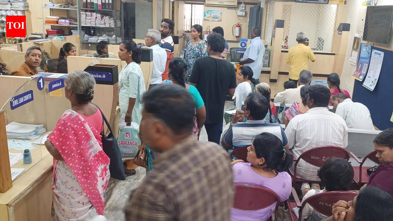 Customers flock banks in Chennai on Sunday
