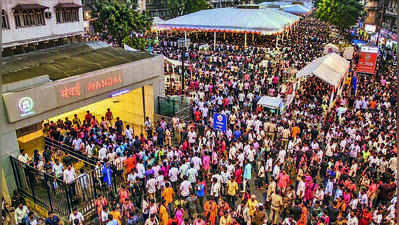 Heavy traffic in core Pune prompts commuters to turn to Metro, PMPML services during Ganeshotsav