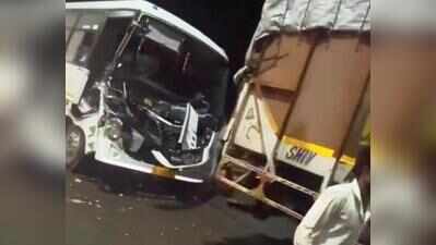 Bus crashes into truck on EPE, driver injured