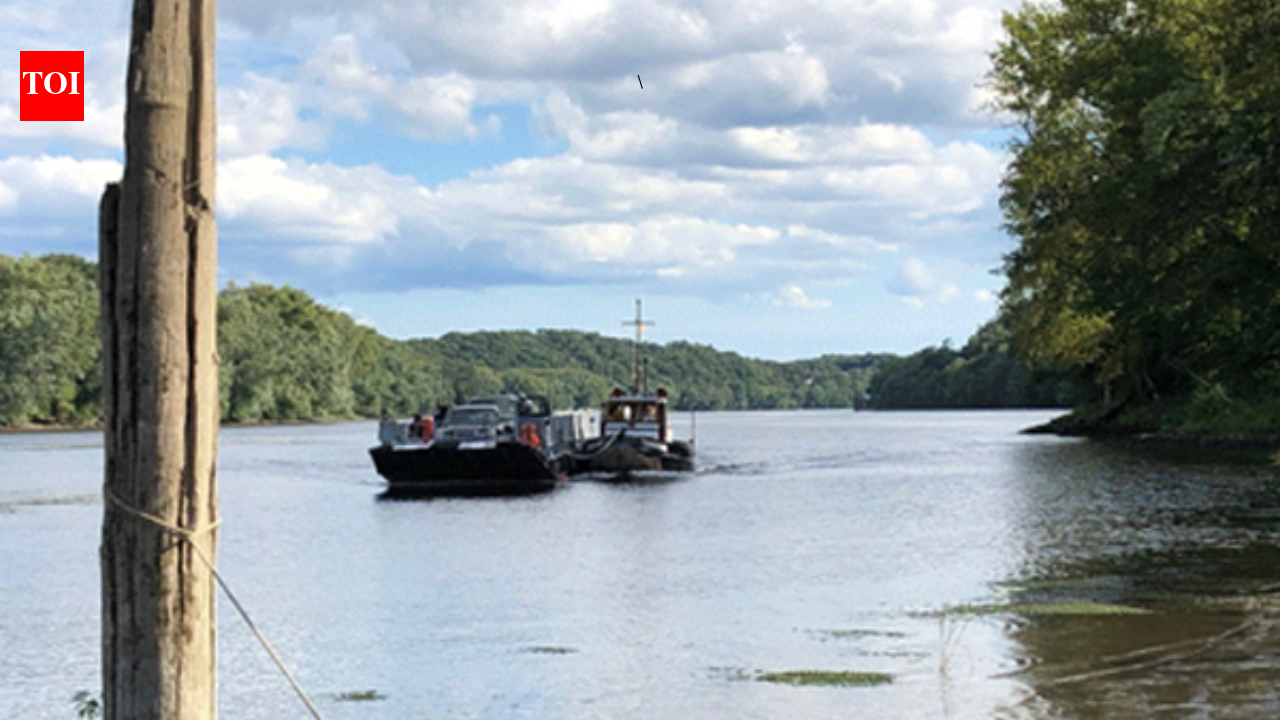 Rocky Hill-Glastonbury Ferry carries three cars across Connecticut River on route dating to 1655