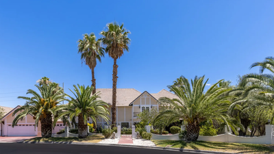 In 2001, Caesars Palace founder Jay Sarno’s former Las Vegas home sold for $536,000; the 7,240-sq-ft Rat Pack-era estate later sought $2.45 million and is now listed at $1.997 million after price cuts