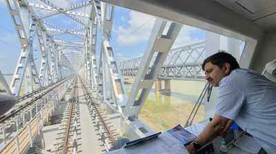 ECR GM inspects NI work on new Mokama bridge